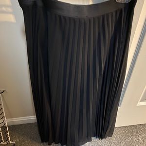 Black pleated ankle length skirt. Size L